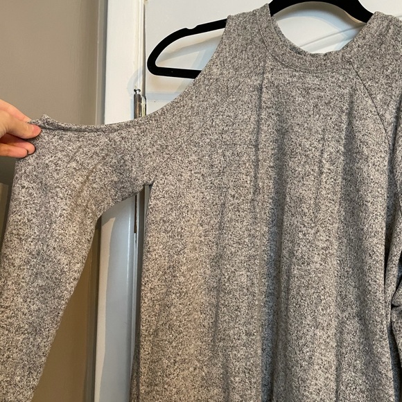 Set of 2 Black and Grey XS Abercrombie & Fitch Long Sleeve Open Shoulder Tops - Picture 3 of 5